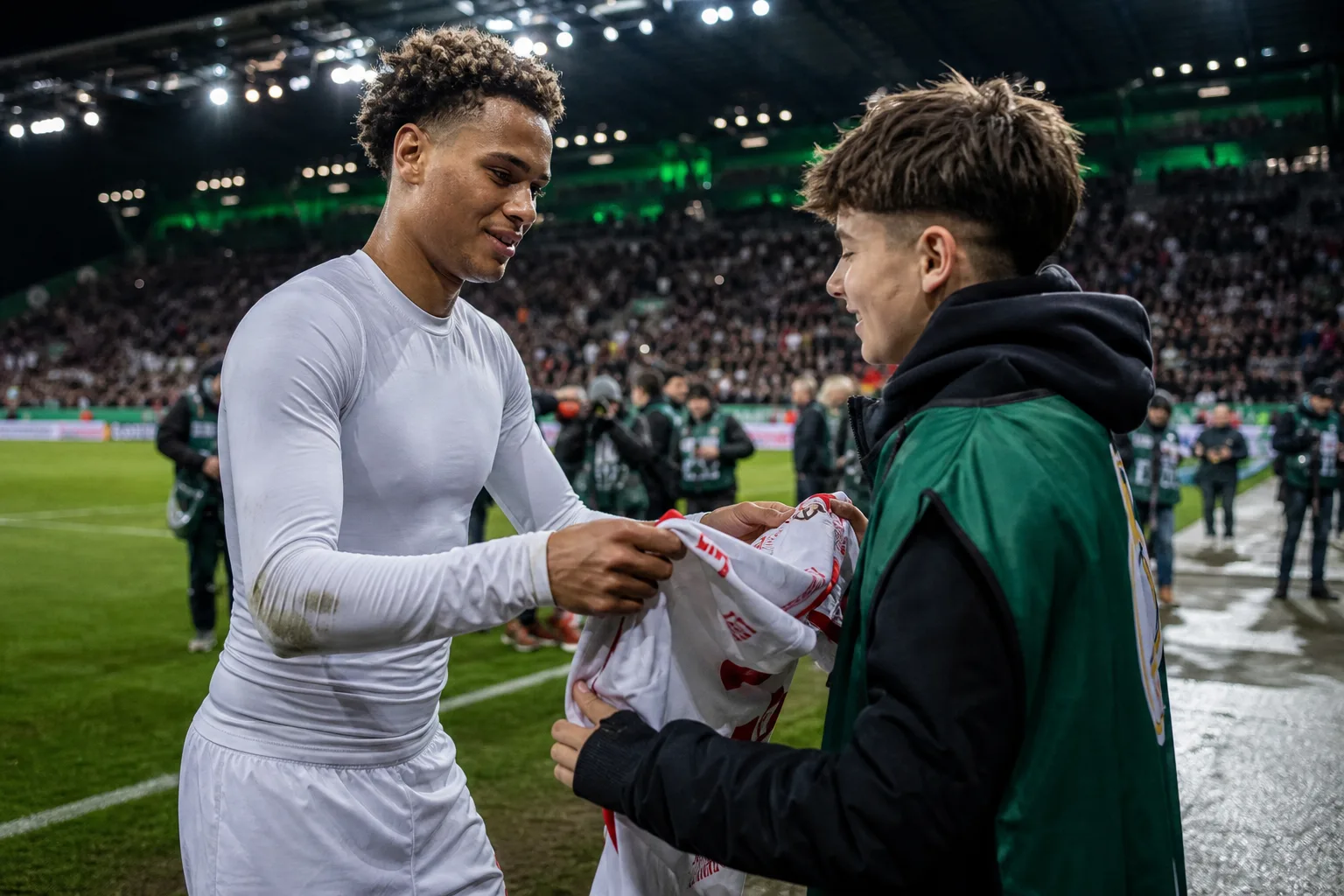 Titelbild: Antonio Nusa überreicht Balljungen sein Trikot nach Leipzigs DFB‑Pokal‑Sieg in Essen